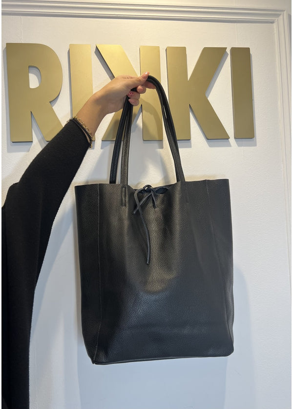 A Good Behavior Bag Black
